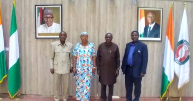 Ambassador Halilu Traore pose with the delegation