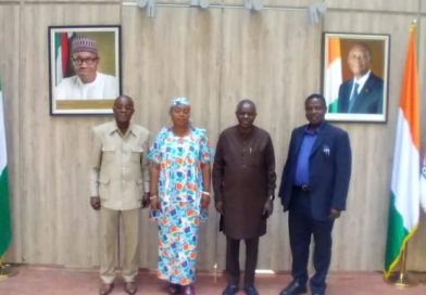 Ambassador Halilu Traore pose with the delegation